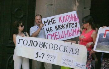 В Одессе у цирка разрывали джинсы, прокалывали язык и демонстрировали оголенные части тела