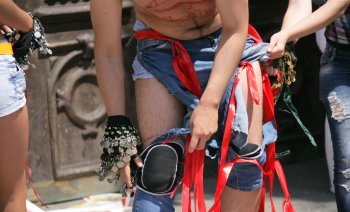 В Одессе у цирка разрывали джинсы, прокалывали язык и демонстрировали оголенные части тела