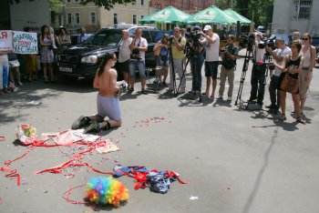 В Одессе у цирка разрывали джинсы, прокалывали язык и демонстрировали оголенные части тела