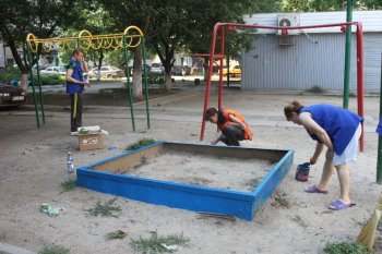 Самые маленькие суворовцы приняли участие в субботнике, который прошел при поддержке депутата горсовета Евгения Гофмана