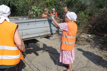 Самые маленькие суворовцы приняли участие в субботнике, который прошел при поддержке депутата горсовета Евгения Гофмана