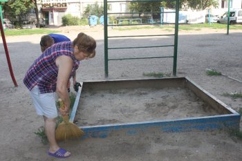 Самые маленькие суворовцы приняли участие в субботнике, который прошел при поддержке депутата горсовета Евгения Гофмана