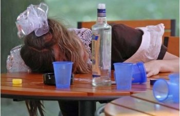 Три мужика принудили школьницу употребить алкоголь