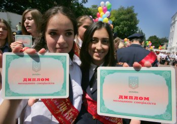 Сегодня дипломы получили студенты Экономико-правового и юридического колледжей
