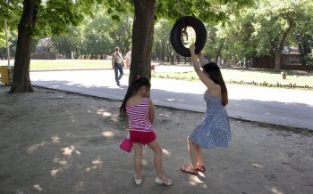 Одесские парки стали «украшать» шины на деревьях