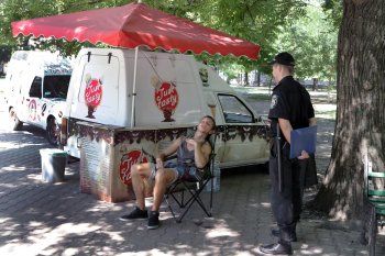 Одесские парки стали «украшать» шины на деревьях
