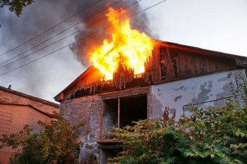 В эти минуты на Комитетской горит сарай. Смрадный запах накрыл ул. Балковскую