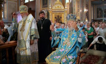 Митрополит Владимир возглавил праздничную литургию в Свято-Успенском кафедральном соборе Одессы (фото)