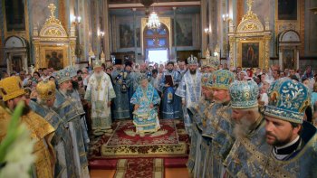 Митрополит Владимир возглавил праздничную литургию в Свято-Успенском кафедральном соборе Одессы (фото)