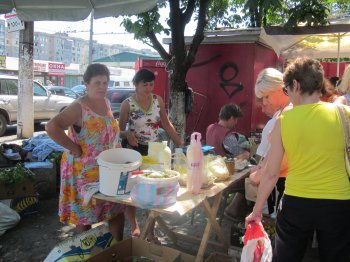 Кто «крышует» стихийную торговлю? (фото)