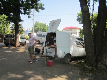 411-я батарея: мусор, кафе, лошади и аттракционы…