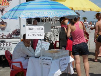 Одесситы: Бесплатный отдых на пляже – не по вкусу, а платные услуги «бьют по карману»