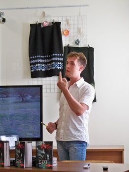 Эпатажный украинский писатель Макс Кидрук обучил одесситов, как правильно «ходить к ветру» в Африке