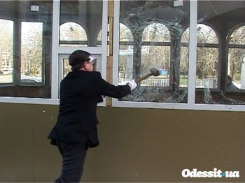 Одесский мэр опять оскандалился:  Со стихией он, как оказалось, «боролся» в ночном клубе