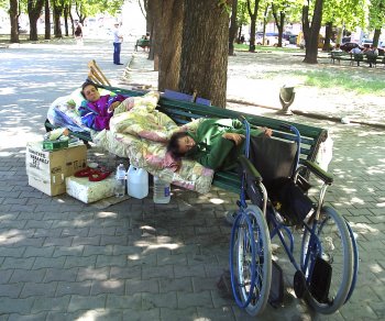 Семья бомжей-инвалидов продолжает оккупацию скамейки на Соборной площади