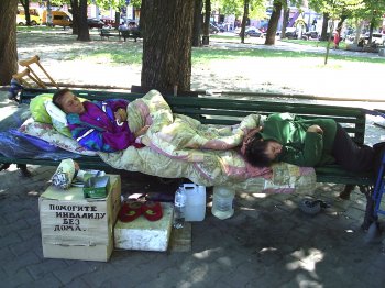 Семья бомжей-инвалидов продолжает оккупацию скамейки на Соборной площади