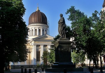 В Одессе на Соборной площади появилась новая клумба