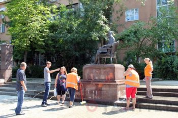 В Одессе отмывают памятники от надписей вандалов