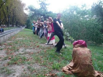 Прохожих в центре города охватит вечернее фото-«Безумие»