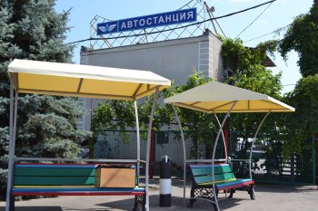 На Промрынке «7 км» появились скамейки с навесами (фото)