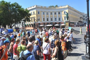 Свыше 2 тысяч туристов сейчас бродят по городу в поисках архитектурных шедевров (фото)