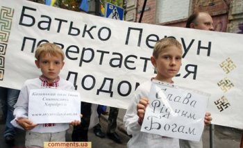 В Киеве спилили статую Перуна и увезли в неизвестном направлении