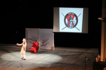 Японское Maid Cafe «Natsu Nami» накормило анимационных героев в Украинском театре
