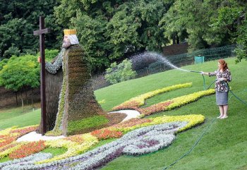 Цветочные композиции в Печерском парке в честь 1025-летия крещения Киевской Руси поражают!
