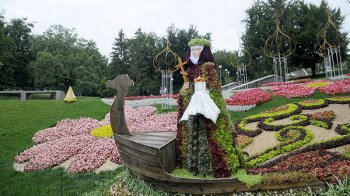 Цветочные композиции в Печерском парке в честь 1025-летия крещения Киевской Руси поражают!