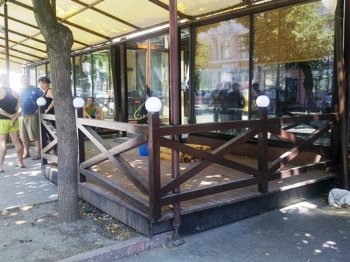 На Дерибасовской, 26 демонтировали помост ресторана накануне открытия