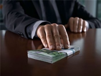 Чиновник судоходной компании вымогал деньги у бизнесмена