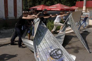 Сегодня протестующие снесли строительную ограду у «Вымпела» (фото)
