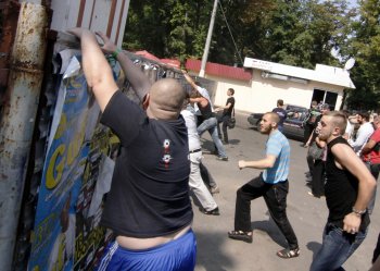 Сегодня протестующие снесли строительную ограду у «Вымпела» (фото)