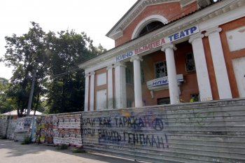 Сегодня протестующие снесли строительную ограду у «Вымпела» (фото)