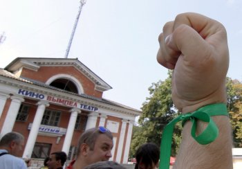 Сегодня протестующие снесли строительную ограду у «Вымпела» (фото)