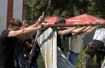 Сегодня протестующие снесли строительную ограду у «Вымпела» (фото)