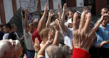 Сегодня протестующие снесли строительную ограду у «Вымпела» (фото)