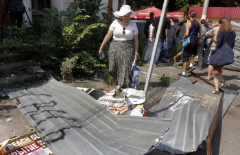 Сегодня протестующие снесли строительную ограду у «Вымпела» (фото)