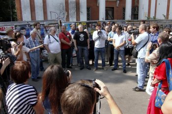 Сегодня протестующие снесли строительную ограду у «Вымпела» (фото)