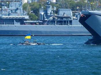 Российский корабль "Бора" и подводная лодка "Запорожье" открыли праздник в Севастополе