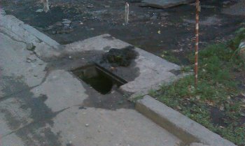 Дворники Малиновского района расставляют смертельные ловушки на детей (фото)