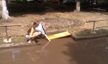 Жители Малиновского района уже живут, как на курорте: Купаться можно прямо во  дворах (фото)
