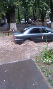 Жители Малиновского района уже живут, как на курорте: Купаться можно прямо во  дворах (фото)