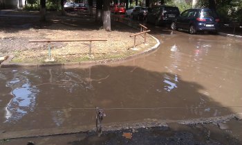 Жители Малиновского района уже живут, как на курорте: Купаться можно прямо во  дворах (фото)