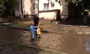 Жители Малиновского района уже живут, как на курорте: Купаться можно прямо во  дворах (фото)