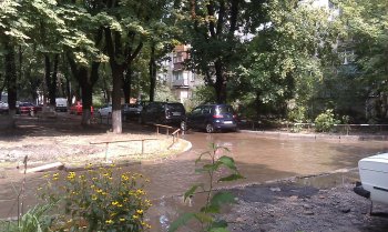 Жители Малиновского района уже живут, как на курорте: Купаться можно прямо во  дворах (фото)
