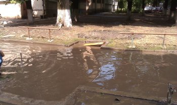 Жители Малиновского района уже живут, как на курорте: Купаться можно прямо во  дворах (фото)