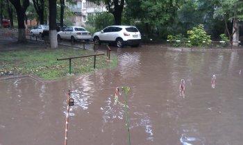 Жители Малиновского района уже живут, как на курорте: Купаться можно прямо во  дворах (фото)