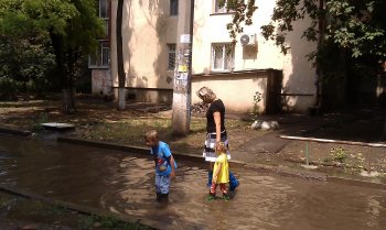 Жители Малиновского района уже живут, как на курорте: Купаться можно прямо во  дворах (фото)