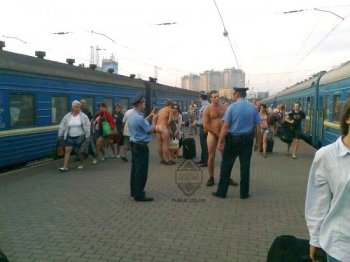 «Романтическую» встречу голых парней на Одесском вокзале сорвали милиционеры (подробности)